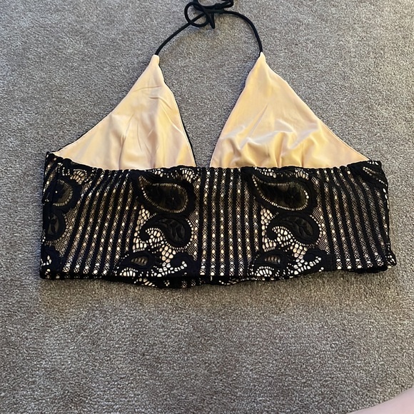 Lacy Crop Top - Picture 3 of 4